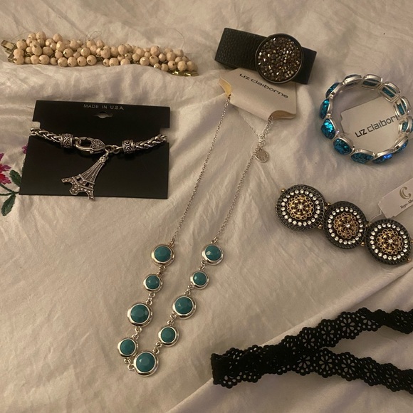 Grab bag of costume jewelry - Picture 1 of 7